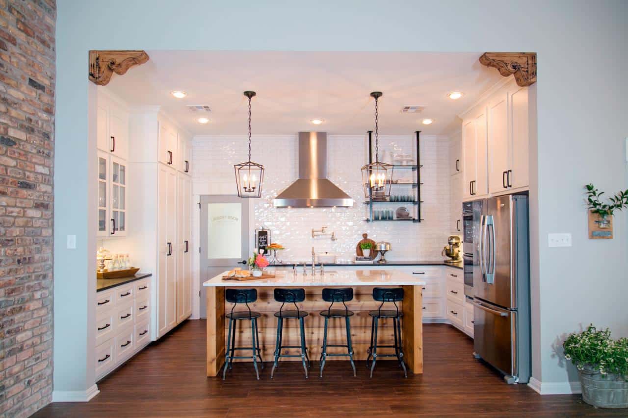 Copy this amazing Fixer Upper Farmhouse Style kitchen with these 50+ copycat picks!