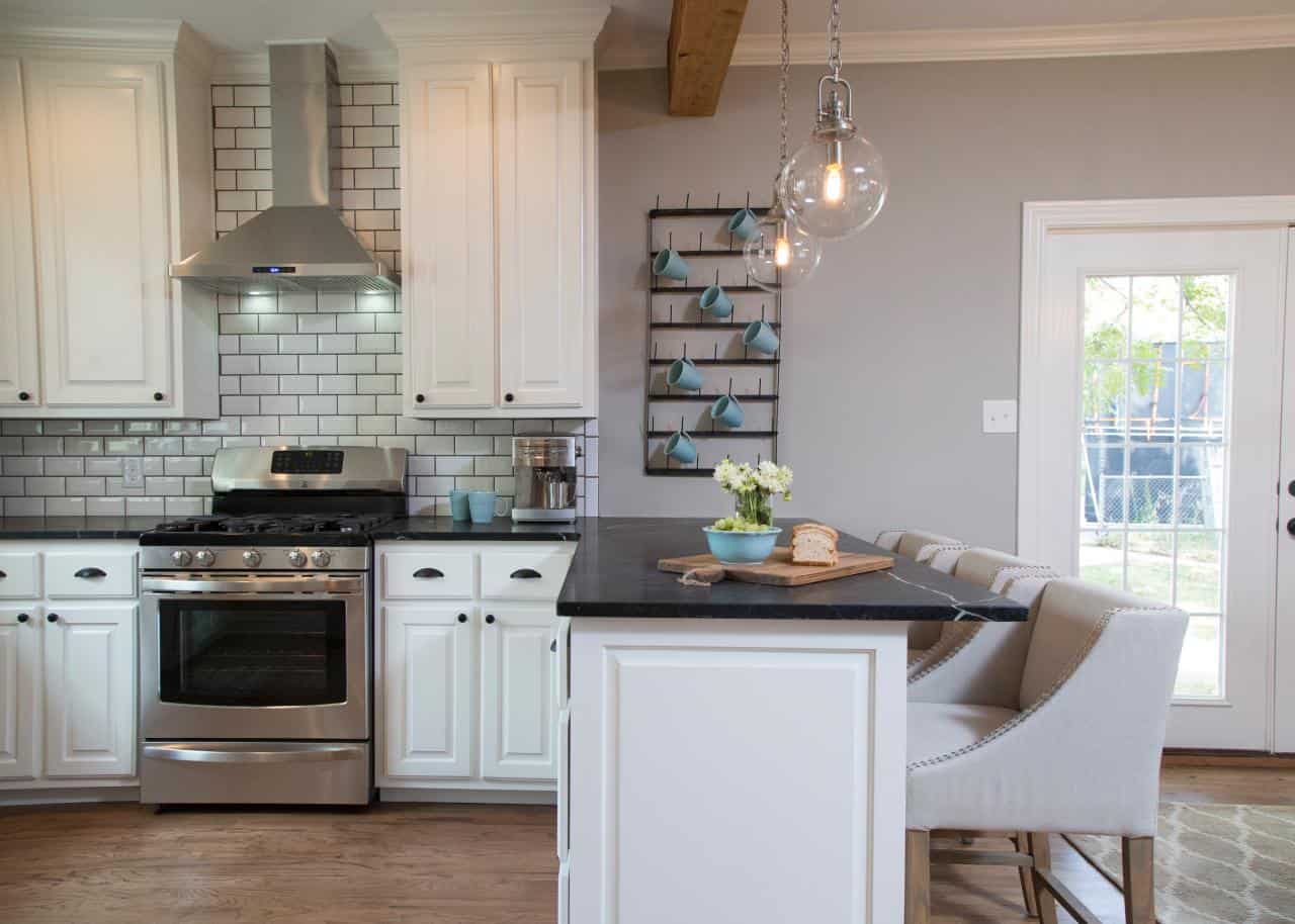 Get this farmhouse kitchen look today with this great post featuring 50+ copycat items to get the Fixer Upper kitchen of your dreams!